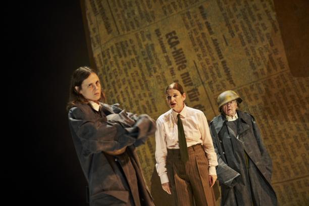 Elisa Plüss, Dörte Lyssewski, Branko Samarovski, foto: Tommy Hetzel / BURG