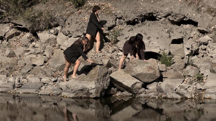 (Divadlo Jedným dychom, Divadlo NUDE, Divadlo Angles Morts) Veronika Malgot, Libuša Bachratá, Lýdia Ondrušová, foto: V. Kočáriková